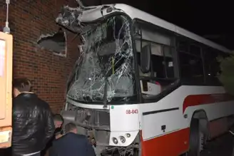 Belediye Otobüsü AVM'ye Girdi: 1 Yaralı
